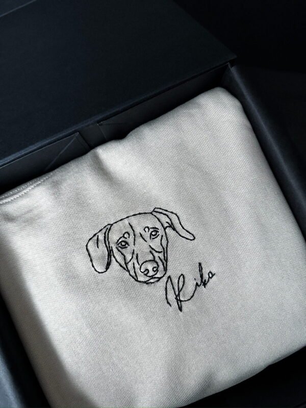 4FCC20A2-F6D3-420F-8D43-3FE153040834_1_102_o (1) Personalizēts džemperis ar tava dzīvnieka kontūrizšuvumu