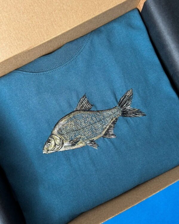 Personalizēts t-krekls ar zivs izšuvumu